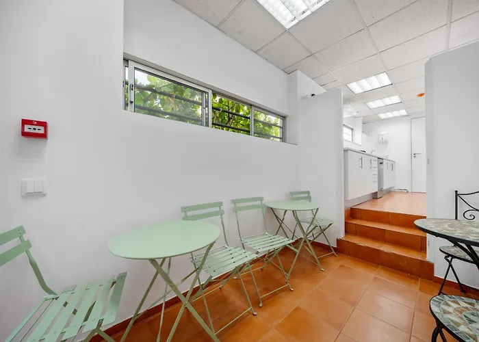 Hostel Plaza & *